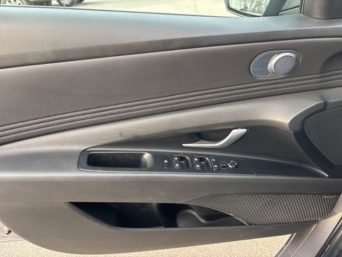 Used 2025 Hyundai Elantra Limited image 23