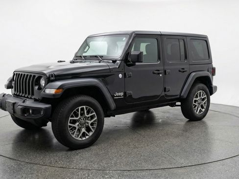Used 2025 Jeep Wrangler Sahara image 3