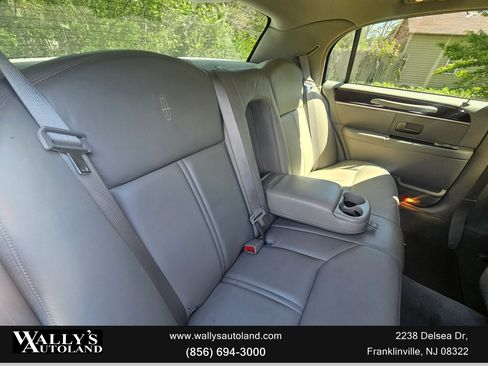 Used 2008 Lincoln Town Car Signature Limited RWD image 9
