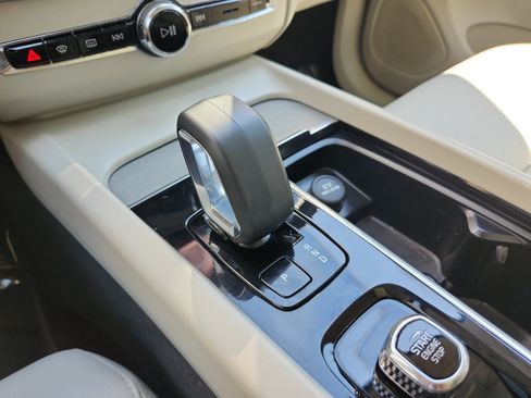 Used 2023 Volvo XC60 B5 Plus FWD image 22