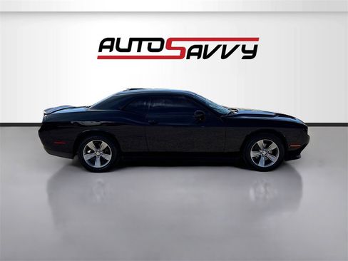 Used 2019 Dodge Challenger SXT image 8