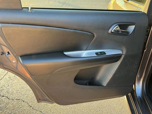 Used 2018 Dodge Journey SE w/ Blacktop Package image 17