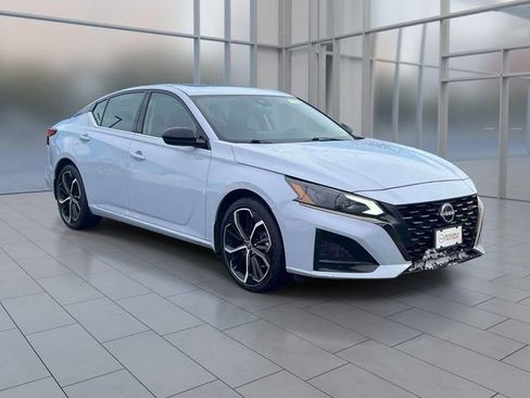 Used 2024 Nissan Altima 2.5 SR w/ SR Premium Package FWD image 1