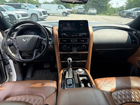 Used 2024 INFINITI QX80 Sensory AWD/4WD image 11