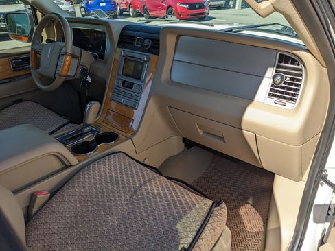 Used 2010 Lincoln Navigator Base image 21