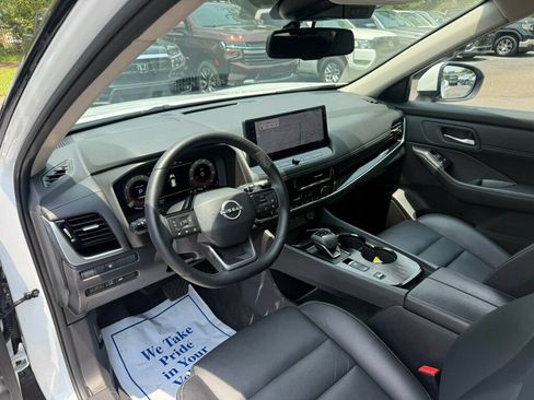 Used 2026 Nissan Rogue SL FWD image 3