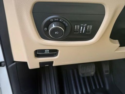 Used 2024 Jeep Grand Cherokee Limited image 17