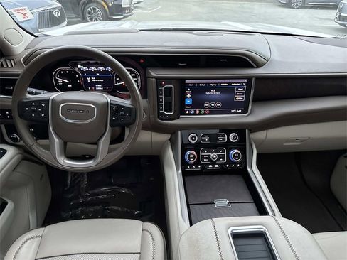 Used 2021 GMC Yukon Denali w/ Denali Premium Package image 11