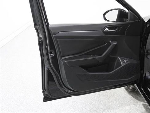 Certified 2023 Volkswagen Jetta SE w/ Panoramic Sunroof Package image 4