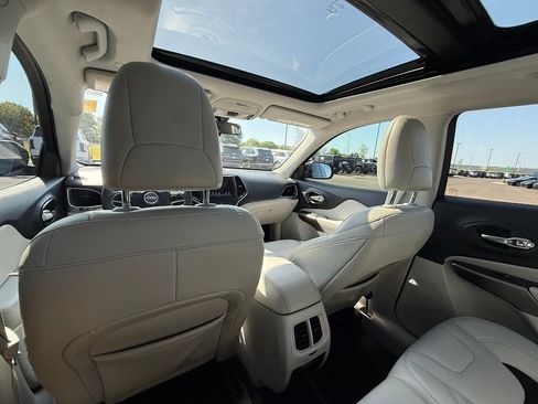 Used 2020 Jeep Cherokee Latitude Plus FWD image 26