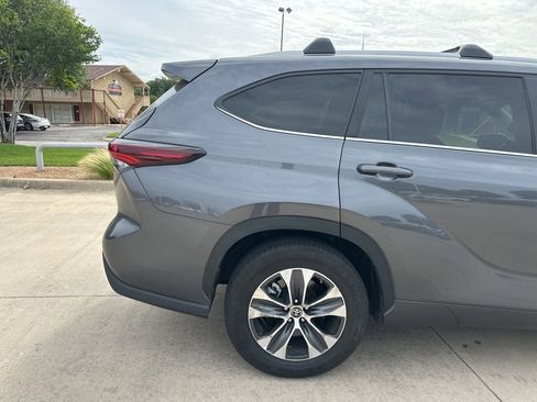 Used 2024 Toyota Highlander XLE FWD image 6