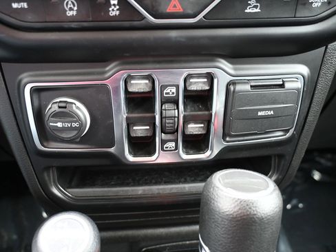 Used 2023 Jeep Gladiator Overland image 15