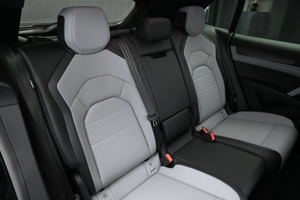Certified 2026 Porsche Cayenne Turbo AWD/4WD image 24