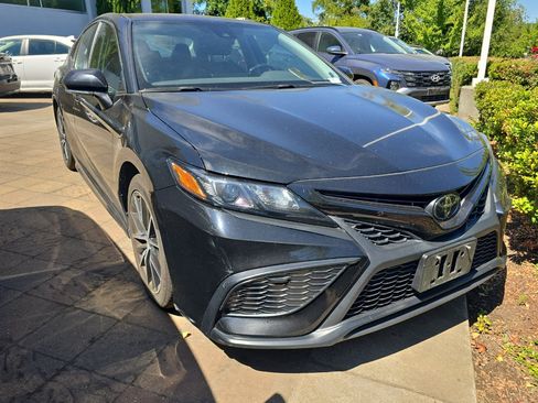 Used 2023 Toyota Camry SE FWD image 2