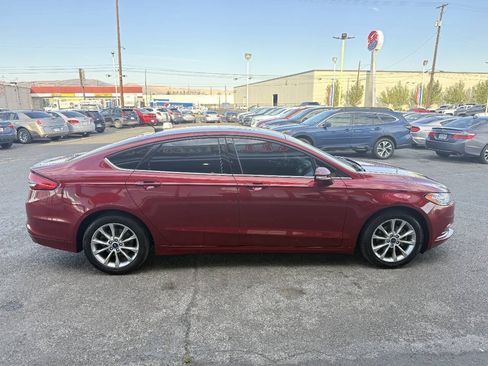 Used 2017 Ford Fusion SE w/ Fusion SE Technology Package FWD image 5