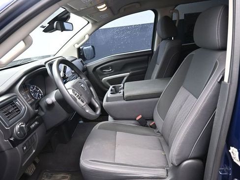 Used 2022 Nissan Titan SV image 14