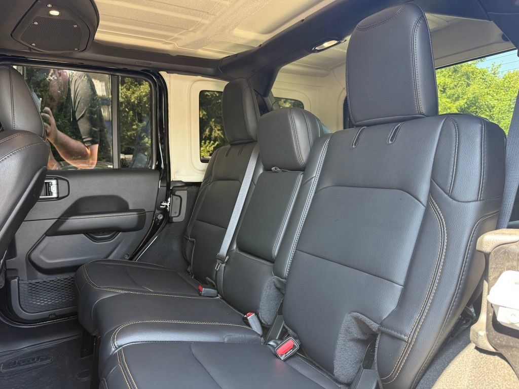 Used 2024 Jeep Wrangler Unlimited Sahara w/ Technology Group AWD/4WD image 11