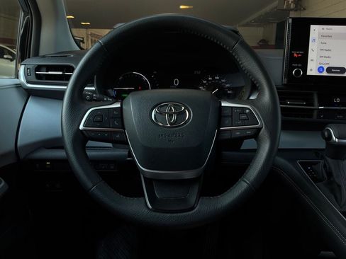 Used 2026 Toyota Sienna XLE FWD image 40