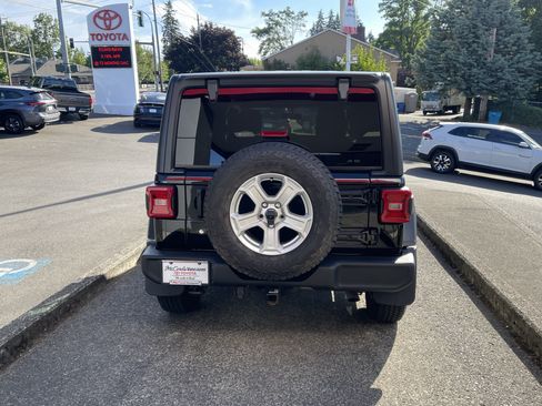 Used 2018 Jeep Wrangler Unlimited Sport S AWD/4WD image 5