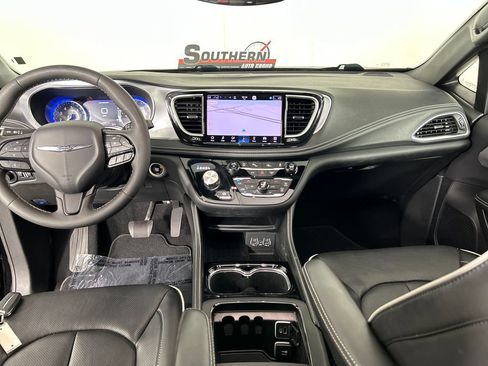 Used 2025 Chrysler Pacifica Limited FWD image 16