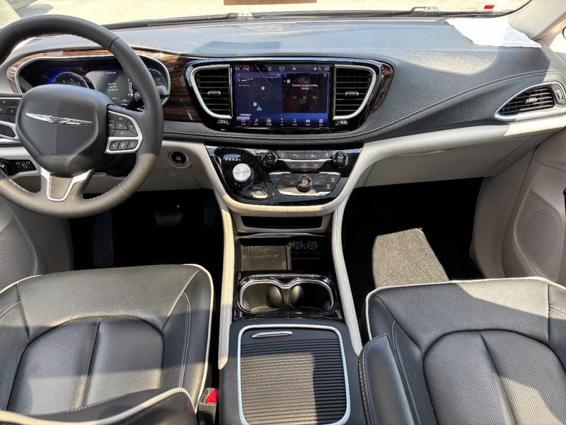 Used 2024 Chrysler Pacifica Limited w/ Trailer Tow Group AWD/4WD image 15