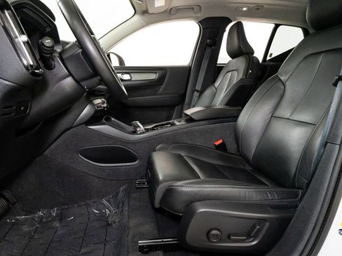 Used 2024 Volvo XC40 B5 Plus w/ Climate Package image 11