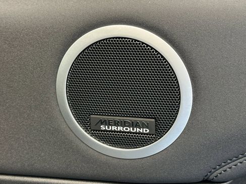 Used 2025 Land Rover Discovery S image 16