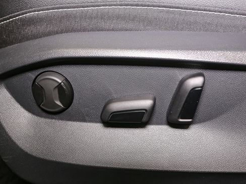 Used 2025 Volkswagen Taos SEL image 41