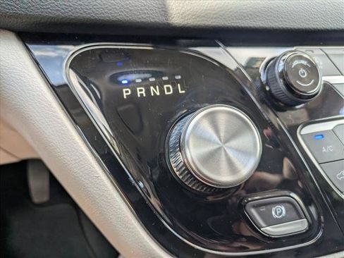 Used 2023 Chrysler Pacifica Touring-L FWD image 11