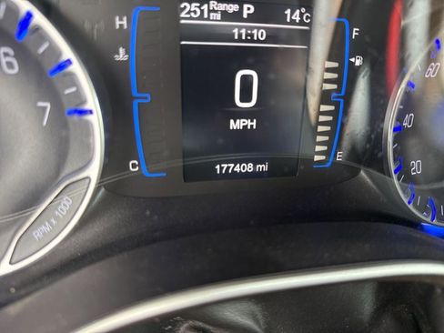 Used 2017 Chrysler Pacifica Touring-L w/ Tire & Wheel Group FWD image 11