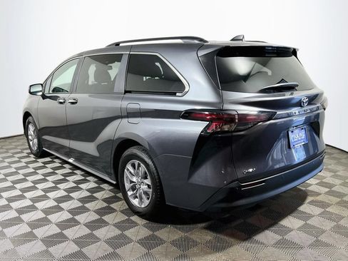 Certified 2025 Toyota Sienna XLE FWD image 5
