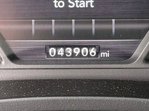 Used 2022 RAM 1500 Laramie AWD/4WD image 11