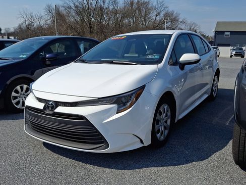 Used 2023 Toyota Corolla LE image 2