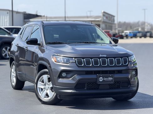 Used 2022 Jeep Compass Latitude image 3