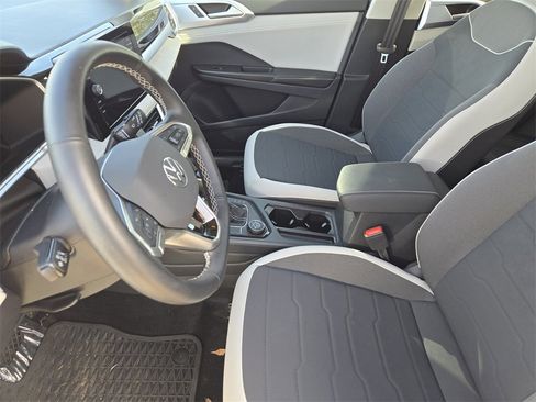 Used 2025 Volkswagen Taos SE image 14