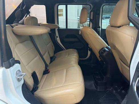 Used 2018 Jeep Wrangler Unlimited Sahara image 33