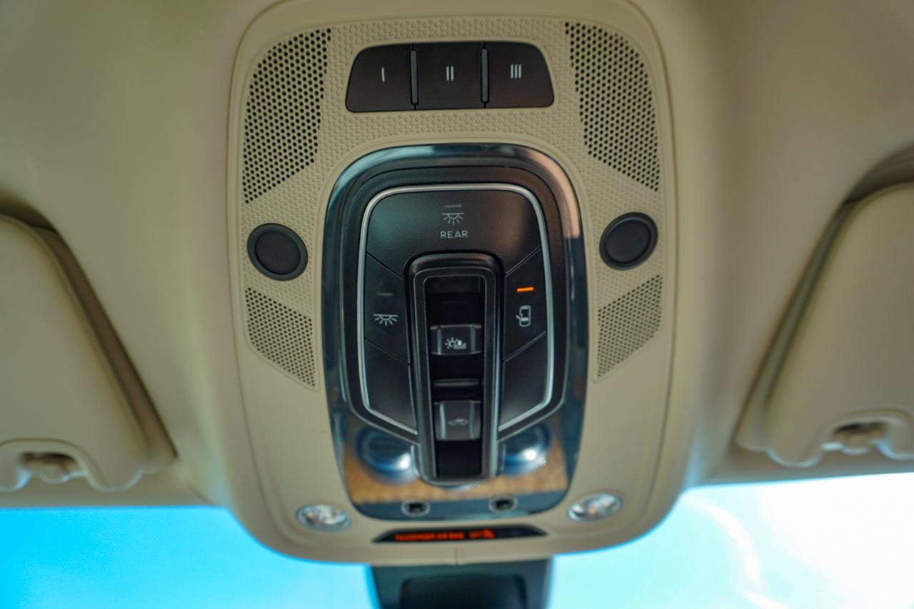 Used 2017 Bentley Bentayga AWD/4WD image 19
