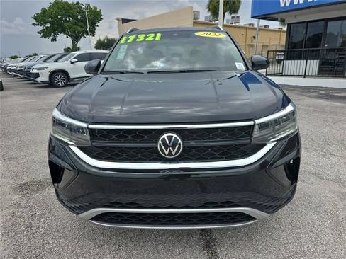 Used 2022 Volkswagen Taos SE FWD image 2