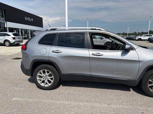 Used 2017 Jeep Cherokee Latitude w/ Cold Weather Group AWD/4WD image 6