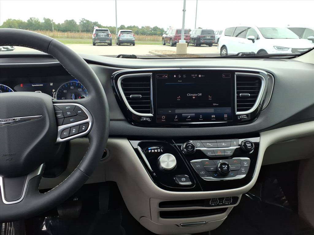 Used 2023 Chrysler Pacifica Touring-L FWD image 7