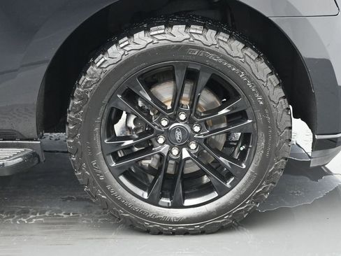 Used 2022 Ford Expedition XLT image 25