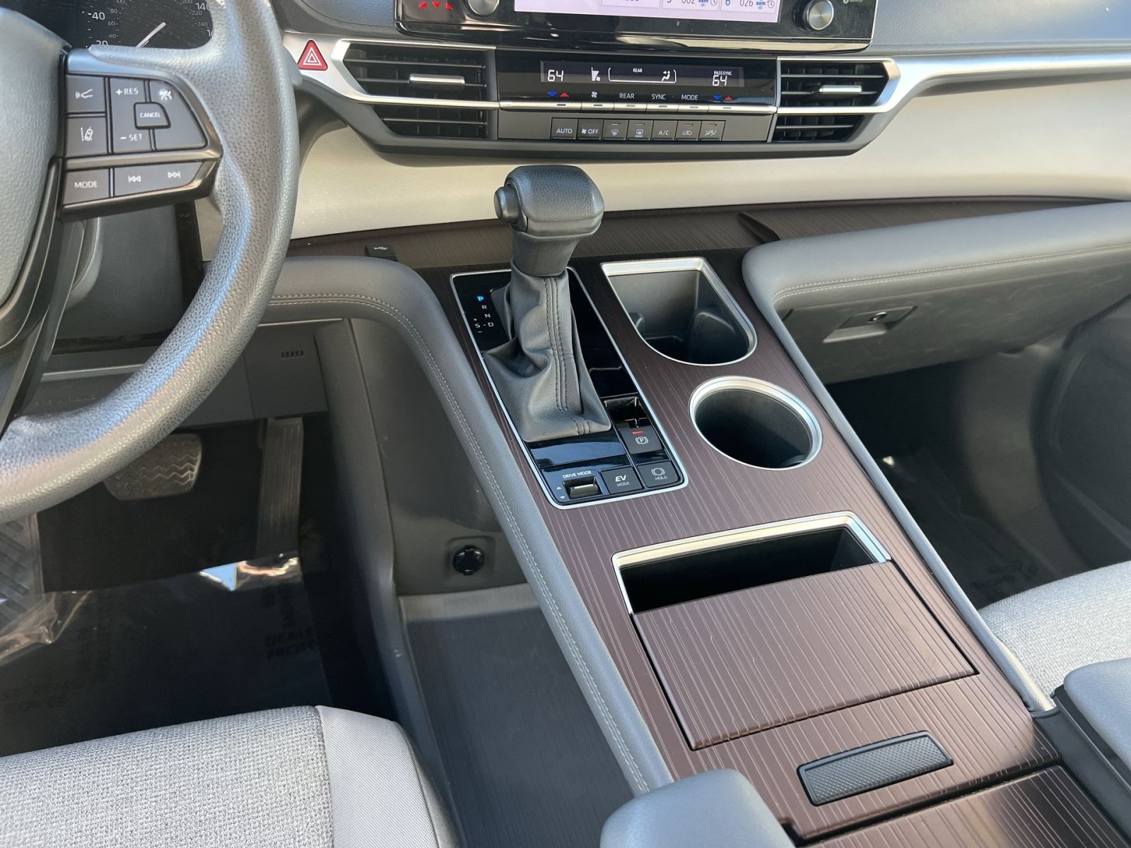 Used 2024 Toyota Sienna LE AWD/4WD image 22
