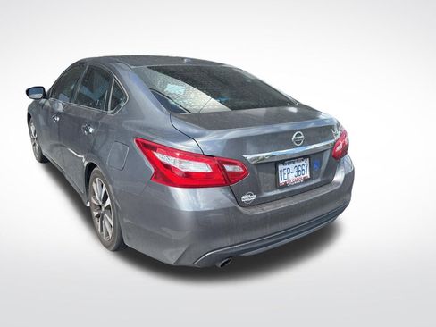 Used 2017 Nissan Altima 2.5 SL w/ Moonroof Package image 9