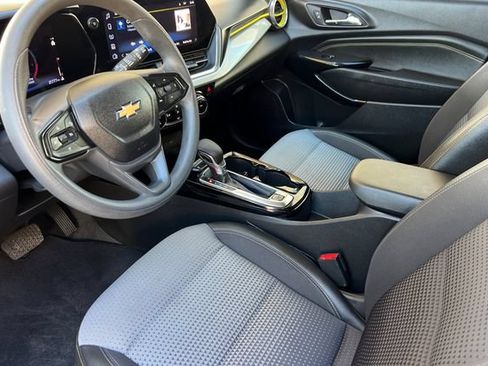 Used 2025 Chevrolet Trax LT FWD image 12