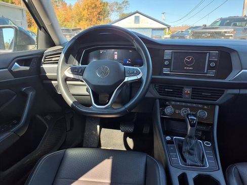 Used 2024 Volkswagen Jetta SE image 19