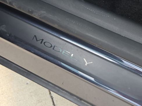 Used 2024 Tesla Model Y 2WD image 13