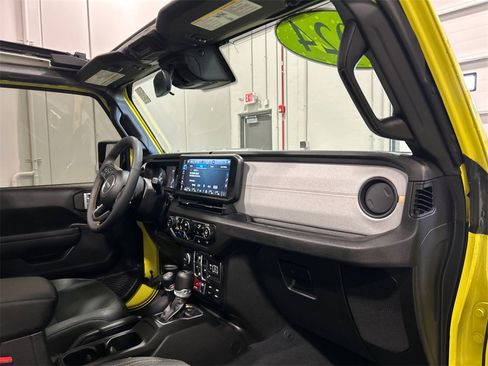 Used 2024 Jeep Wrangler Unlimited image 36