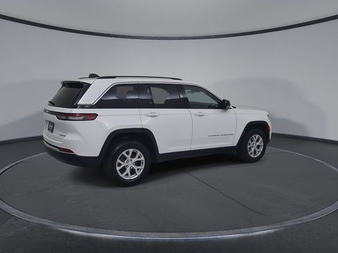 Certified 2023 Jeep Grand Cherokee Limited w/ Luxury Tech Group II AWD/4WD image 18