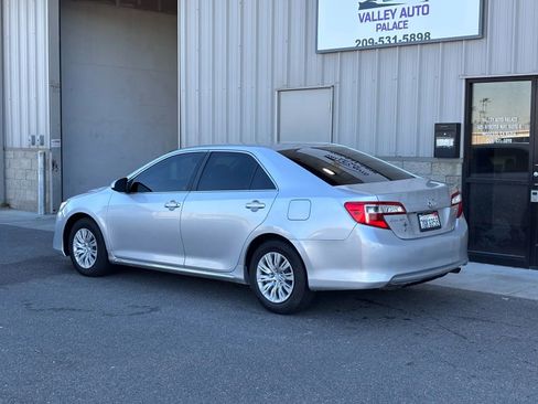 Used 2014 Toyota Camry LE image 5
