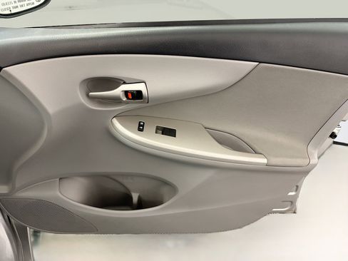 Used 2013 Toyota Corolla LE image 31